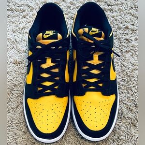 Men’s Nike Dunks Black/University Gold
